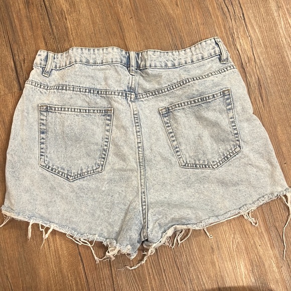 High waisted denim shorts - Picture 2 of 2